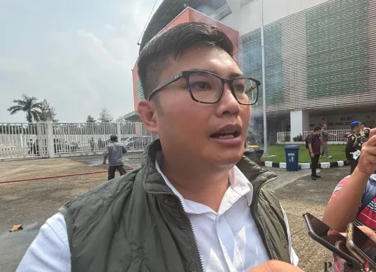 Ketua DPRD Kabupaten Bogor, Sastra Winara menyampaikan pernyataan kepada awak media, Rabu, 22 Oktober 2025. (Sumber: Poskota/Giffar Rivana)