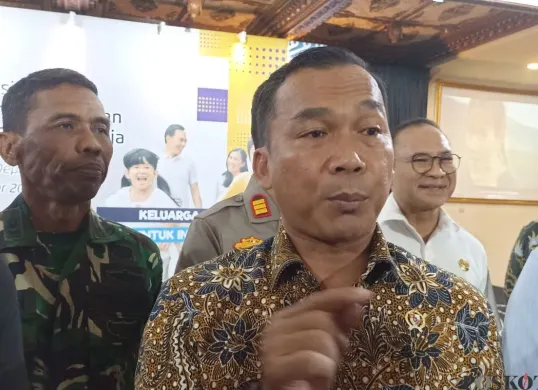 Mendukbangga Wihaji saat ditemui di Rawalumbu, Kota Bekasi, Rabu, 22 Oktober 2025. (Sumber: Poskota/Nurpini Aulia Rapika)