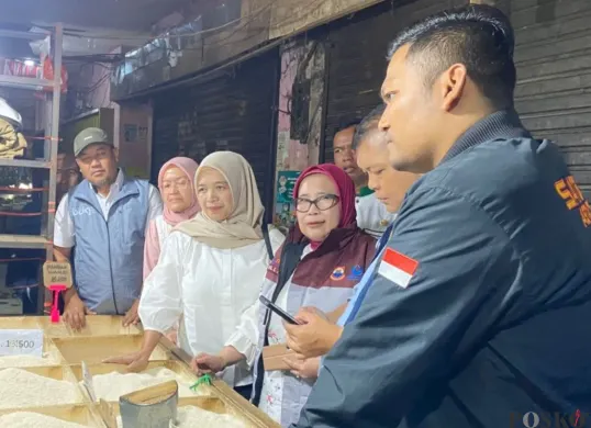 Satgas Pangan Kota Cimahi melakukan inspeksi mendadak di Pasar Tradisional Cimahi, Rabu, 21 Oktober 2025. (Sumber: Poskota/Gatot Poedji Utomo)