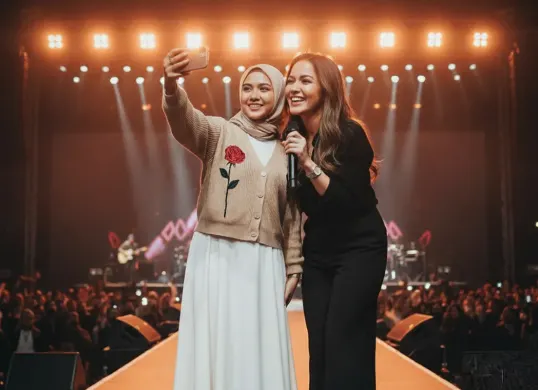 Ilustrasi - Foto bareng idola favorit pakai prompt Gemini AI. (Sumber: Gemini AI)