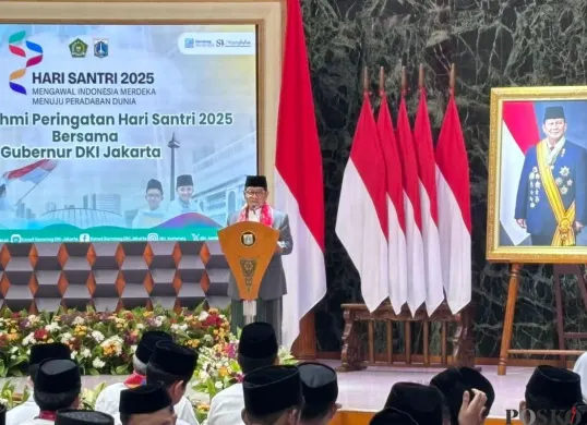 Gubernur Jakarta, Pramono Anung menyampaikan sambutan dalam Hari Santri 2025 di Balai Kota Jakarta, Rabu, 22 Oktober 2025. (Sumber: Poskota/M. Tegar Jihad)