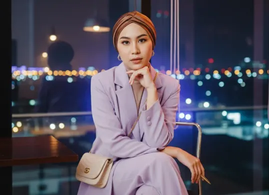 Hasil prompt Gemini AI edit foto wanita hijab look ala fashin blogger. (Sumber: Freepik)