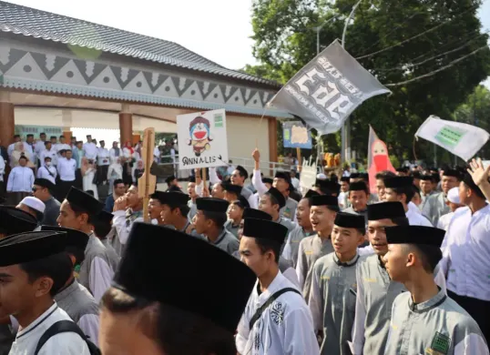 Suasana Hari Santri Nasional (HSN) 2025 di Alun-alun M Hasibuan, Kelurahan Marga Jaya, Kecamatan Bekasi Selatan, Kota Bekasi, dipadati ribuan santri, Rabu, 22 Oktober 2025. (Sumber: Dok. Pemkot Bekasi)