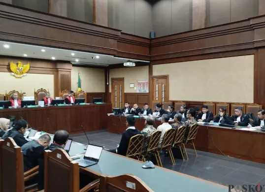 Majelis hakim memeriksa lima terdakwa kasus dugaan korupsi atas vonis lepas migor di sidang Pengadilan Tipikor Jakarta Pusat. (Sumber: Poskota/Ramot Sormin)