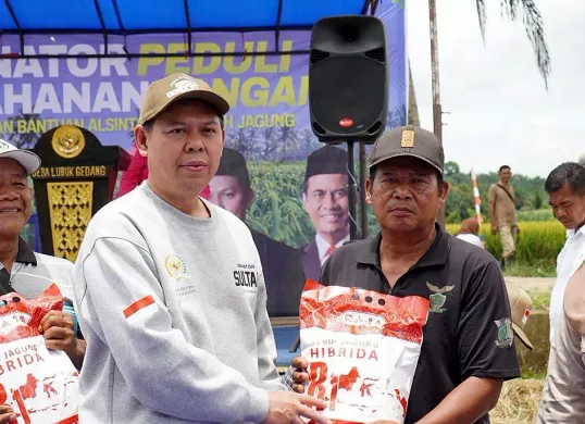 Ketua DPD RI, Sultan B Najamudin (kiri) menyerahkan bantuan benih jagung unggul dan alat mesin pertanian kepada kelompok tani di Kabupaten Mokumoku, Bengkulu. (Sumber: Istimewa)