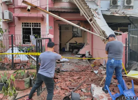 Lokasi rumah yang meledak akibat tabung gas bocor hingga menyebabkan dua orang luka di Komplek Taman Palem, Cengkareng, Jakarta Barat, Rabu, 15 Oktober 2025. (Sumber: Poskota/Pandi Ramedhan)