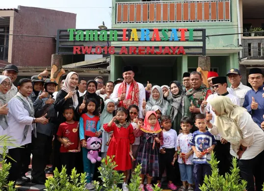 Wali Kota Bekasi, Tri Adhianto, didampingi sejumlah pejabat dan tokoh masyarakat, meresmikan Taman Larasati di RW 16, Kelurahan Aren Jaya, Kecamatan Bekasi Timur, Rabu 22 Oktober 2025. (Sumber: Dok Humas Pemkot Bekasi)