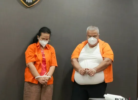 Konferensi pers Kortas Tipidkor Polri menetapkan dua pejabat PT Sarana Pembangunan Riau (SPR) sebagai tersangka kasus dugaan korupsi pengelolaan keuangan perusahaan daerah. (Sumber: Poskota/Ali Mansur)