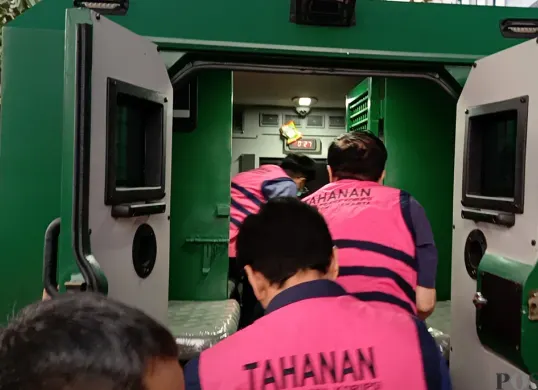 Tiga tersangka korupsi kredit LPEI saat digelandang ke mobil tahanan. (Sumber: POSKOTA | Foto: Ali Mansur)