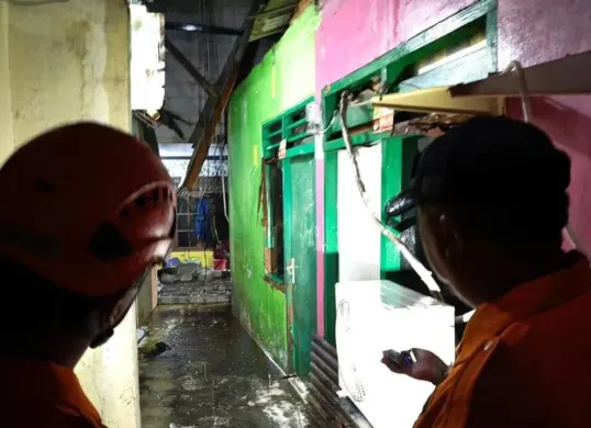 Petugas meninjau rumah rusak di Kelurahan Bintara, Kecamatan Bekasi Barat, Kota Bekasi, Rabu, 22 Oktober 2025. (Sumber: Dok. BPBD Kota Bekasi)