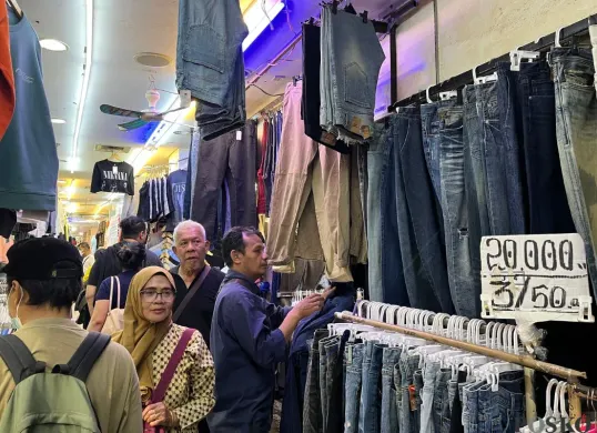 Suasana di lokasi penjualan pakaian bekas atau thrifting di Pasar Senen, Jakarta Pusat, Kamis, 23 Oktober 2025. (Sumber: Poskota/Pandi Ramedhan)