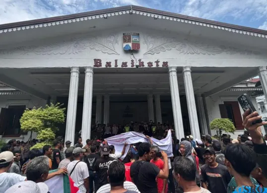 Ratusan sopir angkot berunjuk rasa di Balai Kota Bogor, Paledang, Kecamatan Bogor Tengah, Kamis, 23 Oktober 2025. (Sumber: Poskota/Giffar Rivana)