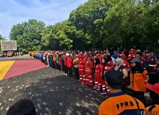 Apel siaga darurat bencana diikuti berbagai instansi di halaman Kantor Pemkot Bekasi, Kamis, 23 Oktober 2025. (Sumber: Poskota/Nurpini Aulia Rapika)