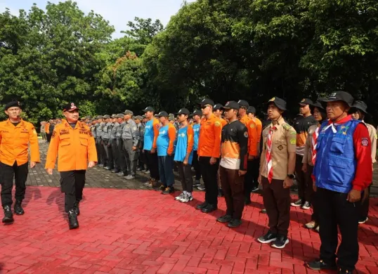 Wakil Wali Kota Bekasi, Abdul Harris Bobihoe saat memimpin Apel Kesiapsiagaan dan latihan SAR di Plaza Pemkot Bekasi. (Sumber: Dok Pemkot Bekasi)