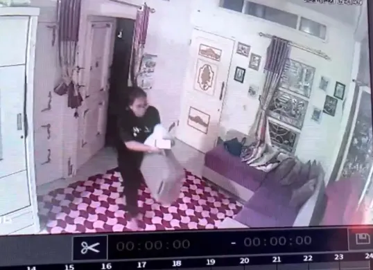 Tangkap layar rekaman CCTV aksi pencurian yang dilakukan seorang ART di Perumahan Cikarang Griya Pratama, Desa Sukamanah, Kecamatan Sukatani, Kabupaten Bekasi.