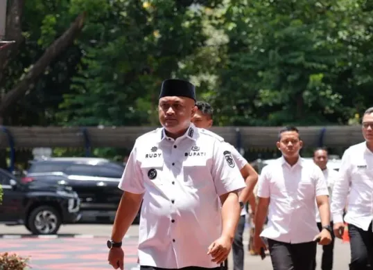 Bupati Bogor hadiri rakor bersama Mendagri dan Gubernur Jawa Barat di Kantor Kemendagri, Jakarta. (Sumber: Pemkab Bogor)