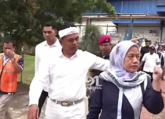Gubernur Jawa Barat Dedi Mulyadi saat melakukan sidak ke pabrik air minum Aqua di Subang, menyoroti praktik pengambilan air tanah yang dinilai berisiko bagi lingkungan sekitar. (Sumber: Youtube/@KDM Channel)