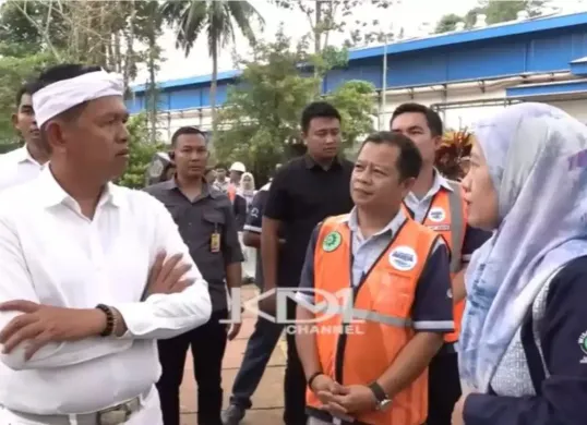 Dedi Mulyadi sidak pabrik air mineral, terungkap sumber air bukan dari pegunungan tapi dari sumur bor, ini klarifikasi pihak perusahaan. (Sumber: YouTube/Dedi Mulyadi Channel)