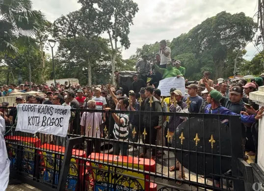 Sopir angkot melakukan aksi demonstrasi di depan Balai Kota Bogor, menolak kebijakan penghentian operasional angkutan yang sudah berusia 20 tahun pada 2026 mendatang. (Sumber: Poskota/Giffar Rivana)