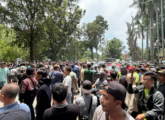 Sopir Angkot Bogor Blokade Jalan di Depan Balai Kota, Lalin Sempat Tersendat. (Sumber: Poskota/Giffar Rivana)