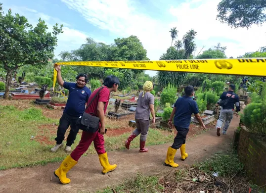 Kapolsek Bojonggede AKP Abdullah Syafiih memimpin jalannya pengamanan ekshumasi di TPU Kalang Anyar 1, dengan mengawal tim dokter forensik RS Polri Kramat Jati. (Sumber: Poskota/Angga Pahlevi)