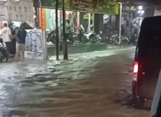 Genangan yang terjadi di Jalan Panjang, Kebon Jeruk, Jakarta Barat, Rabu, 22 Oktober 2025 malam. (Sumber: Istimewa)