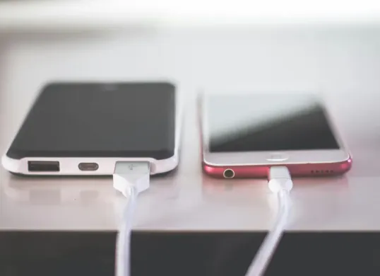 Bahaya mengecas Hp sambil dimainkan. (Sumber: Pexels/Steve_Johnson)