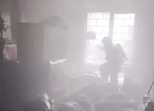 Petugas damkar melakukan pendinginan di lokasi kebakaran ruko agen J&T, Jalan Perumahan Citra 5, Jakarta Barat, Kamis, 23 Oktober 2025. (Sumber: Dok Gulkarmat Jakbar)