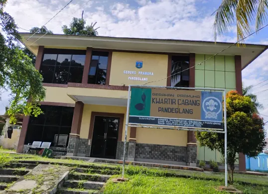 Gedung Kwarcab Pramuka Kabupaten Pandeglang, di Cikupa Pandeglang tanpa sarana kWh meter. (Sumber: Istimewa)