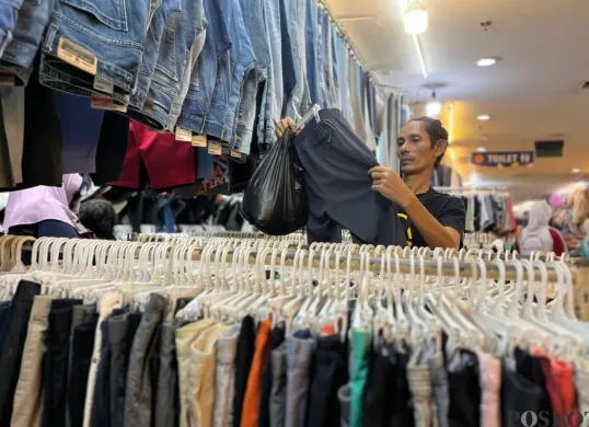 Suasana di lokasi penjualan pakaian bekas atau thrifting di Pasar Senen, Jakarta Pusat, Kamis, 23 Oktober 2025. (Sumber: Poskota/Pandi Ramedhan)