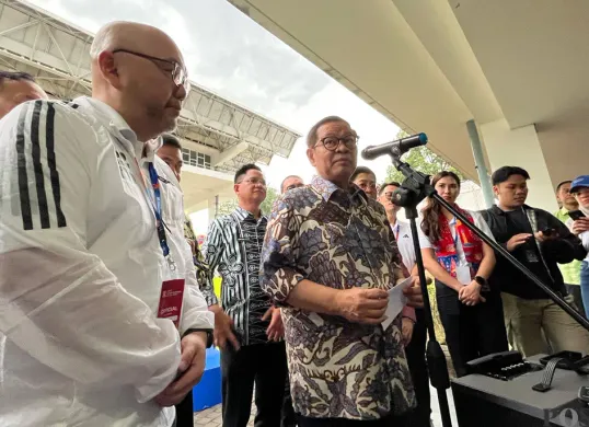Gubernur Jakarta, Pramono Anung, saat menyampaikan pernyataan kepada awak media di GBK, Jakarta Pusat, Kamis, 23 Oktober 2025. (Sumber: POSKOTA | Foto: M Tegar Jihad)