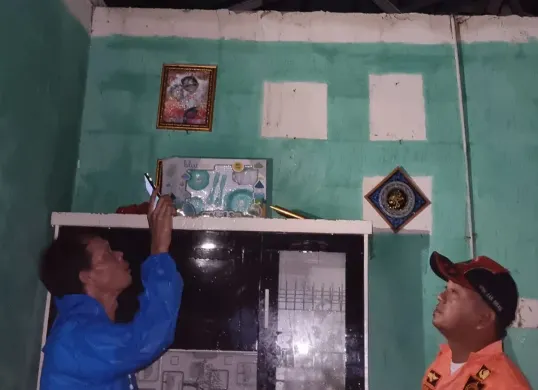 Petugas BPBD Kabupaten Bekasi meninjau rumah warga yang terdampak hujan deras disertai angin kencang akibat cuaca ekstrem. (Sumber: BPBD Kabupaten Bekasi)
