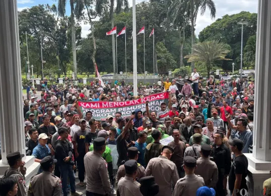 Ratusan sopir angkot menggelar demo di Balai Kota Bogor, Paledang, Kecamatan Bogor Tengah, Kamis, 23 Oktober 2025. (Sumber: Poskota/Giffar Rivana)