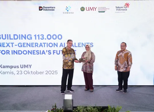 Direktur Utama Telkom, Dian Siswarini, saat memberikan cinderamata pada acara Digistar Connect: Building 113.000 Next Generation AI Talents for Indonesia’s Future di UMY pada Kamis, 23 Oktober 2025. (Sumber: Corcom Telkom)