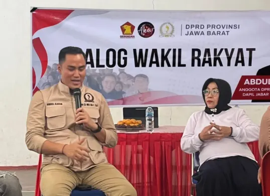 Anggota DPRD Jabar, Abdul Karim berdialog dengan masyarakat di Aula desa Songgom, Kecamatan Gekbrong, Kabupaten Cianjur. (Sumber: Dok. Istimewa)