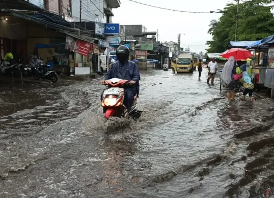 Kondisi Banjir di kawasan Pasar Panorama Lembang, Kayuambon, Lembang, Kabupaten Bandung Barat, Jumat, 24 Oktober 2025. (Sumber: Poskota/Gatot Poedji Utomo)