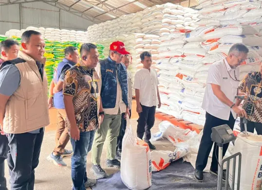 Tim Satgas Pengendalian Harga Beras saat memeriksa kondisi beras di gudang Bulog Serang. (Sumber: Dok. Dirreskrimsus Polda Banten)