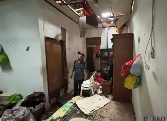 Rumah warga di Kampung Setu, Bojonggede, Kabupaten Bogor, rusak disapu angin puting beliung, Jumat, 24 Oktober 2025. (Sumber: Poskota/Giffar Rivana)