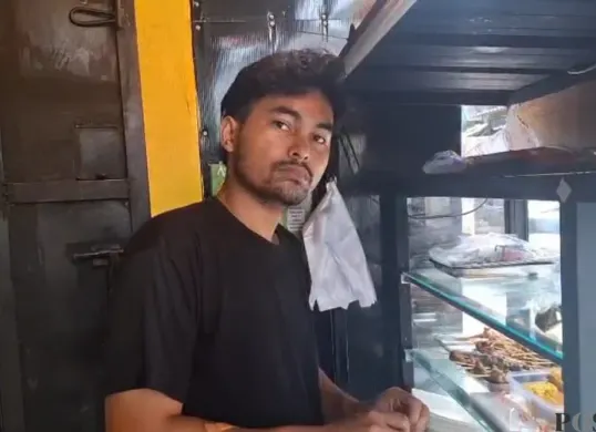 Seorang warga, Syahrul, 30 tahun, menceritakan dua pelaku diduga komplotan curanmor dihajar massa setelah kepergok saat akan mencuri motor di kawasan Tambora, Jakarta Barat. (Sumber: Poskota/Pandi Ramedhan)