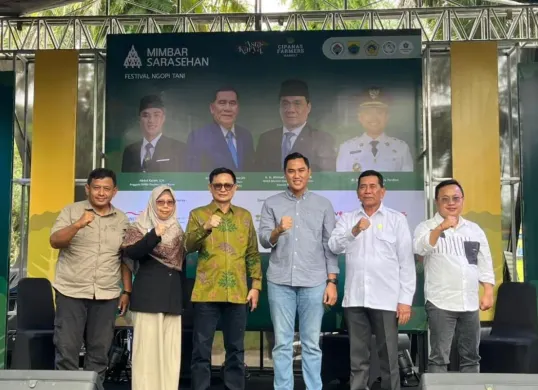 Anggota DPRD Jabar, Abdul Karim (tengah) berfoto bersama para tokoh dan perwakilan pemerintah daerah seusai Mimbar Sarasehan Festival Ngopi Tani di Puncak Resort International, Cianjur, Jawa Barat, Kamis, 23 Oktober 2025. (Sumber: Dok. Istimewa)