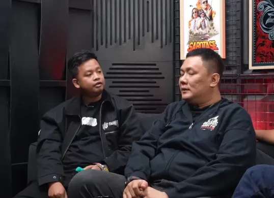 Dunia hiburan diguncang kabar mengejutkan setelah komika Dustin Tiffani mengungkap pengalaman pahitnya menjadi korban penipuan. (Sumber: YouTube/Gofar Hilman)