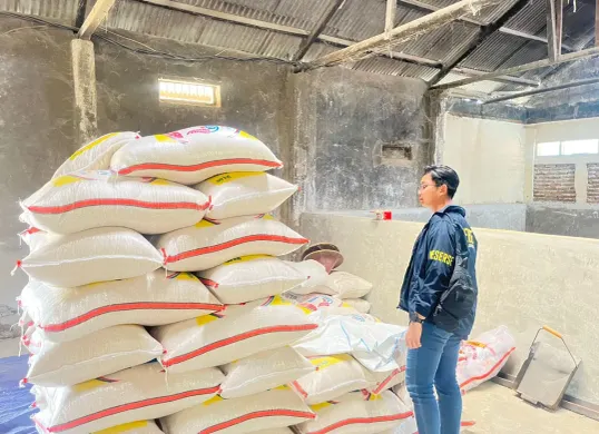 Personel Unit Tipidter Polres Serang saat memeriksa beras di gudang produsen. (Sumber: Polres Serang)