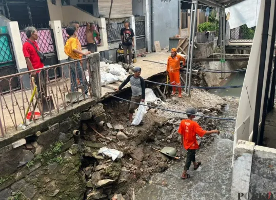 Situasi dua jembatan roboh di Gang Saluran, Utan Kayu Selatan, Jakarta Timur, Jumat, 24 Oktober 2025. (Sumber: Poskota/M. Tegar Jihad)