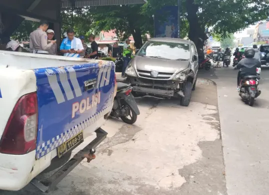 Personel Laka Lantas Polres Metro Depok melakukan olah TKP atas insiden kecelakaan di Jalam Santosa, Sukmajaya, Kota Depok. (Sumber: Polres Metro Depok)