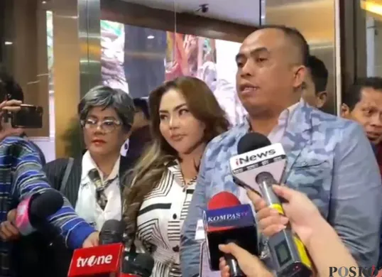 Selebgram Lisa Mariana bersama kuasa hukumnya setelah pemeriksaan di Bareskrim Polri, Jakarta Selatan, Jumat, 24 Oktober 2025. (Sumber: Poskota/Ali Mansur)
