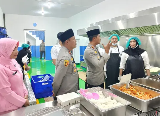 Wakapolres Metro Bekasi Kota, AKBP Bayu Pratama Gubunagi, meninjau dapur MBG Pekayon Jaya, Kecamatan Bekasi Selatan, Kota Bekasi, Jumat, 24 Oktober 2025. (Sumber: Poskota/Nurpini Aulia Rapika)