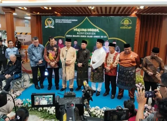 Ketua DPD RI Sultan B Najamudin bersama sejumlah tokoh Melayu menghadiri acara welcome dinner jelang pembukaan Konvensyen Dunia Melayu Dunia Islam (DMDI) ke-23 di Gedung DPD RI, Jakarta, Kamis, 23 Oktober 2025. (Sumber: Poskota/Heri Effendi)