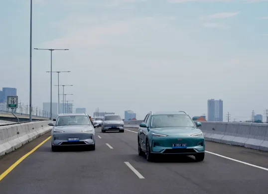 Mobil listrik Geely EX5 mendapatkan pembaruan software berupa Apple CarPlay, sistem AVAS lebih halus, dan dukungan multibahasa. (Sumber: Dok. Geely Indonesia)