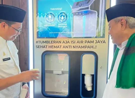 Penyerahan simbolis Water Purifier di Ponpes Daarul Rahman, Jakarta Selatan. (Sumber: Dok. Kominfotik PAM Jaya)
