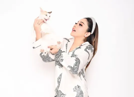 Finalis Miss Earth 2019 sekaligus aktivis pecinta hewan, Lirabica. (Sumber: Instagram/@lirabica)